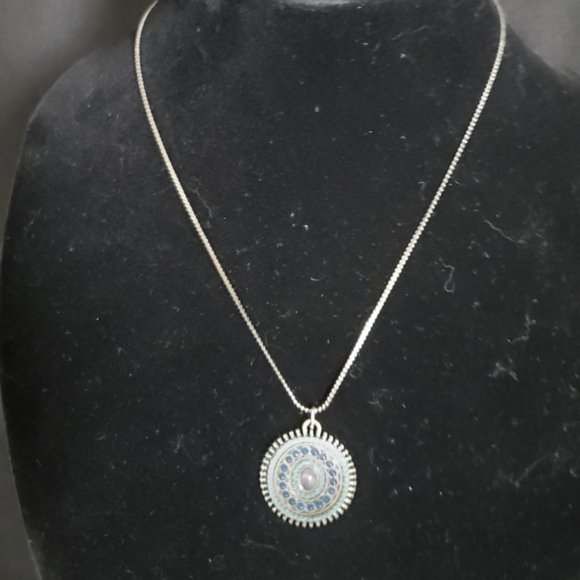 ~ Vintage Pendant on Silver tone chain - Picture 2 of 5